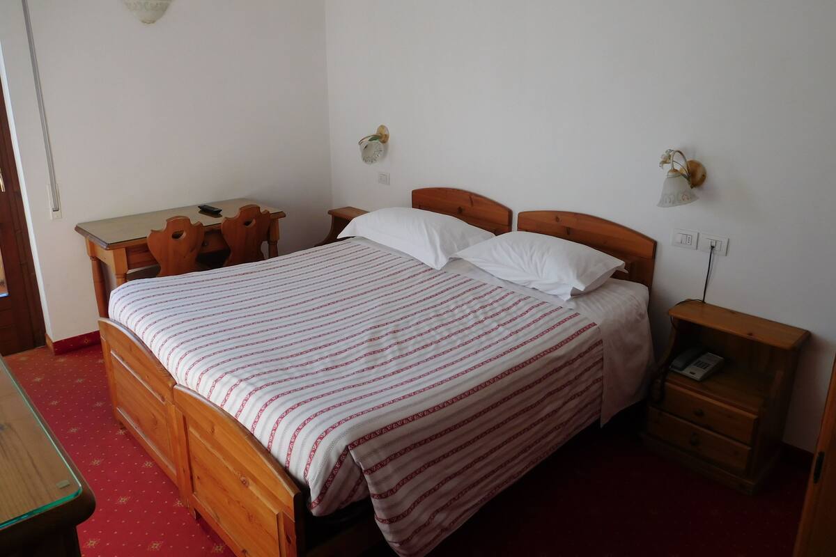 Habitación con 1 cama matrimonial o 2 individuales | Caja de seguridad en la habitación, cunas, wifi gratis y ropa de cama