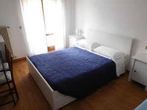 Habitación con 1 cama matrimonial o 2 individuales | Caja de seguridad en la habitación, cunas, wifi gratis y ropa de cama