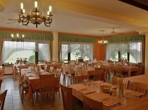 Se sirven comidas, cenas y cocina internacional