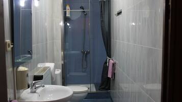 Douche, serviettes fournies, savon, papier toilette