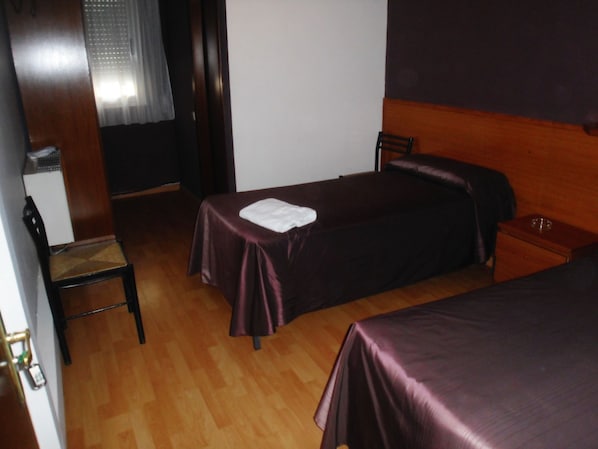 Free WiFi, bed sheets - Hostal Avenida de Madrid (Terrassa)