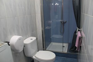 Regadera, toallas, jabón, papel de baño