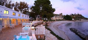 Breakfast, lunch, dinner served; international cuisine 