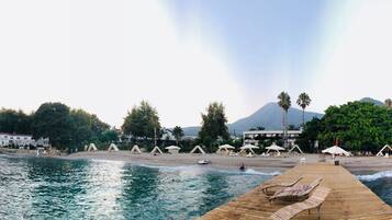 Yksityinen ranta, aurinkotuoleja, aurinkovarjoja, rantapyyhkeitä