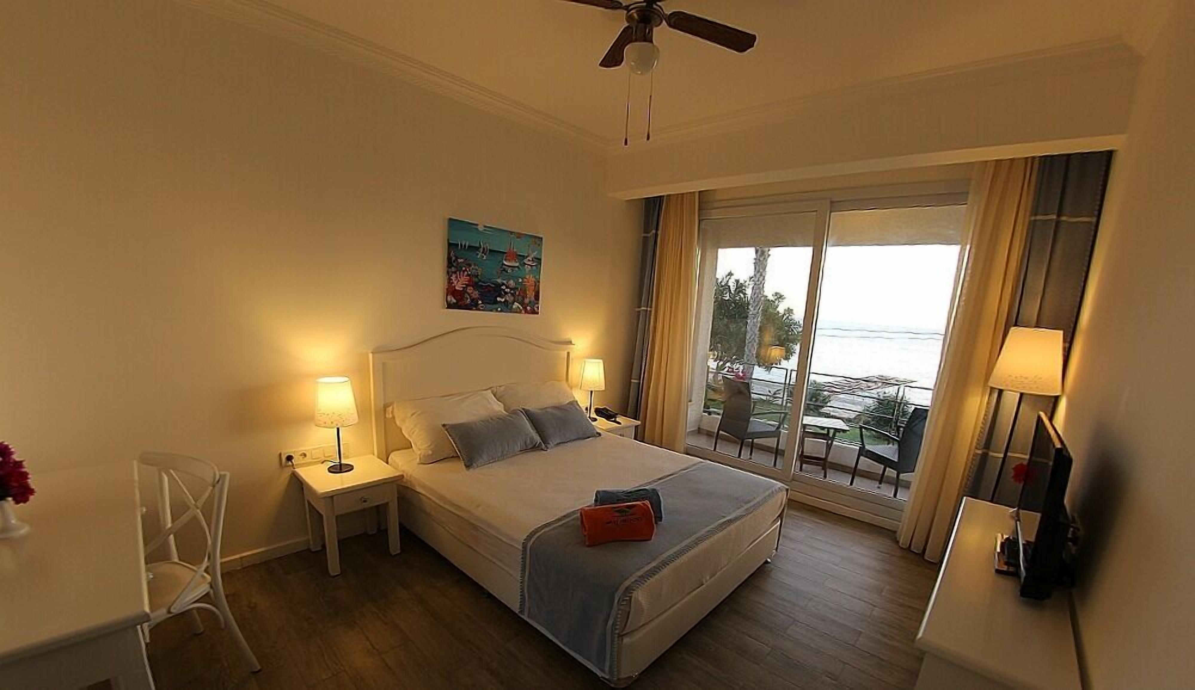 Phòng Suite | Bộ đồ giường cao cấp, minibar, két bảo mật tại phòng, bàn 