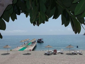 Playa privada, sillas reclinables de playa, sombrillas, toallas de playa