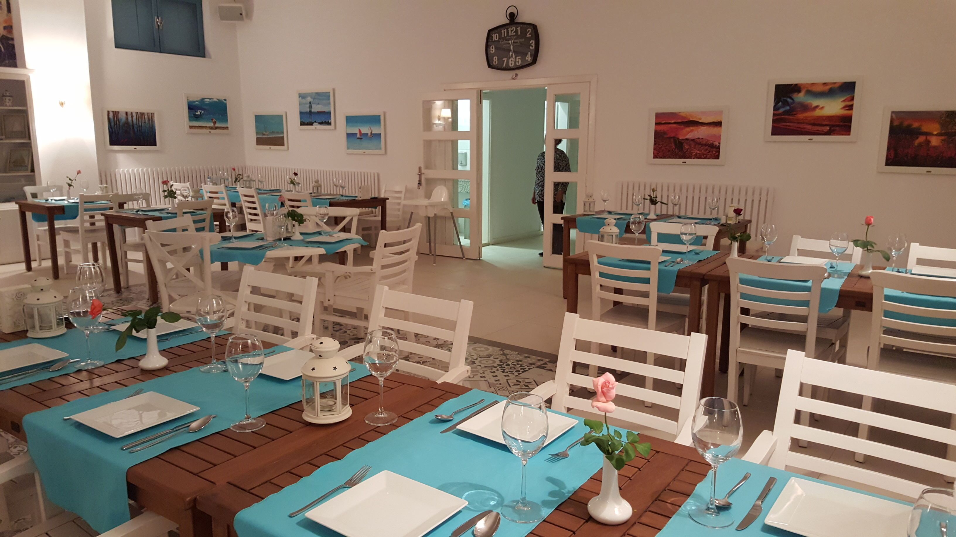 Petit déjeuner, déjeuner et dîner servis sur place
