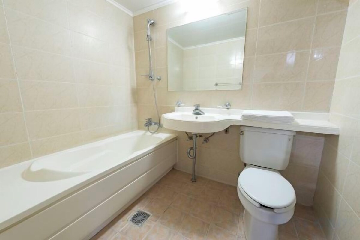 Combined shower/bathtub, towels