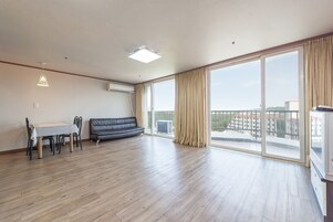 公寓式客房 (34 PY) | 起居区 | 电视、收费电影、加热地板