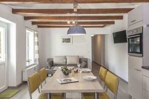 Leilighet, 2 soverom, kjøkken (FeWo7) | Oppholdsområde | En 32-tommers Flatskjerm-TV med Parabol-TV samt LED-TV