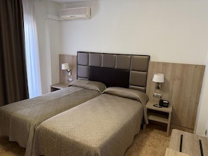 Ropa de cama de alta calidad y caja de seguridad en la habitación 