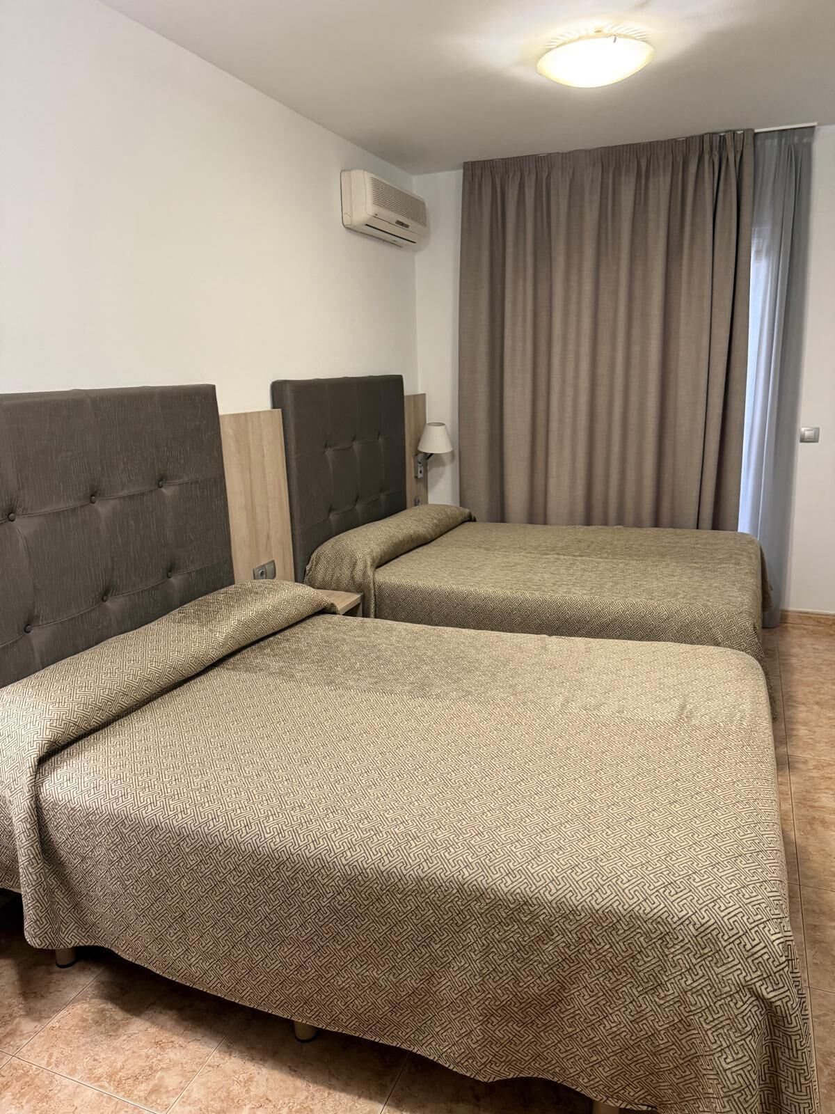 Ropa de cama de alta calidad y caja de seguridad en la habitación 