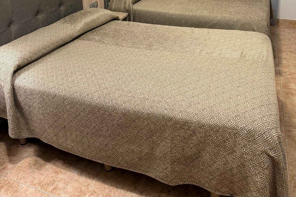 Ropa de cama de alta calidad y caja de seguridad en la habitación