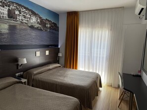 Premium bedding, in-room safe, desk, blackout drapes - Hotel Ciutadella (Roses)