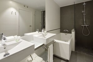 Suite Congress | Bathroom | Hair dryer, bidet, towels, soap