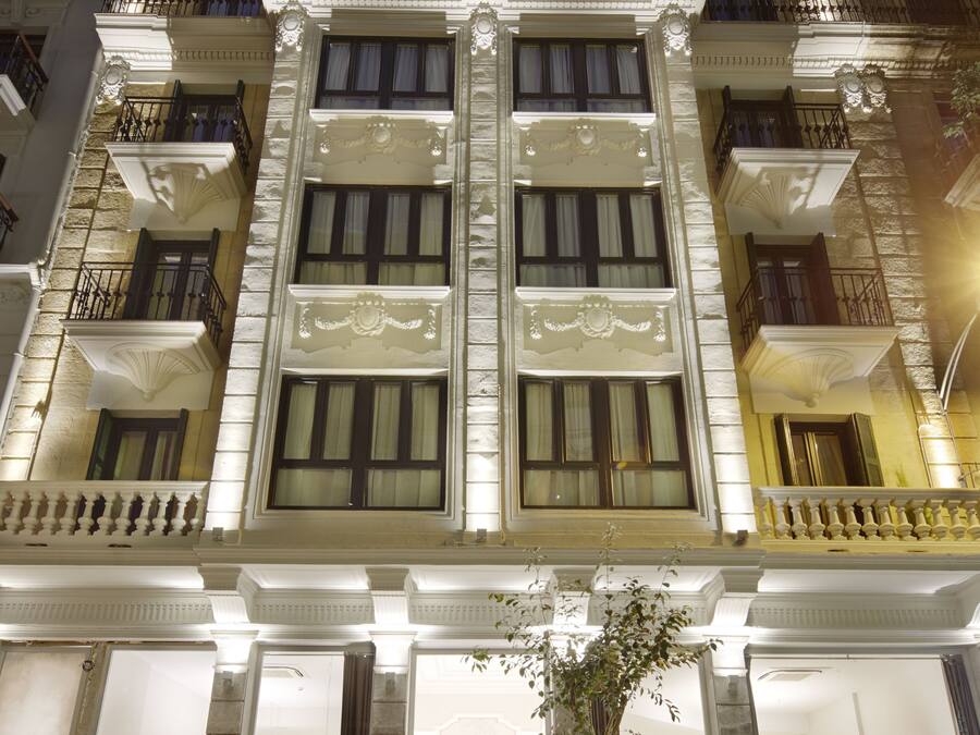 Voorkant accommodatie - avond/nacht