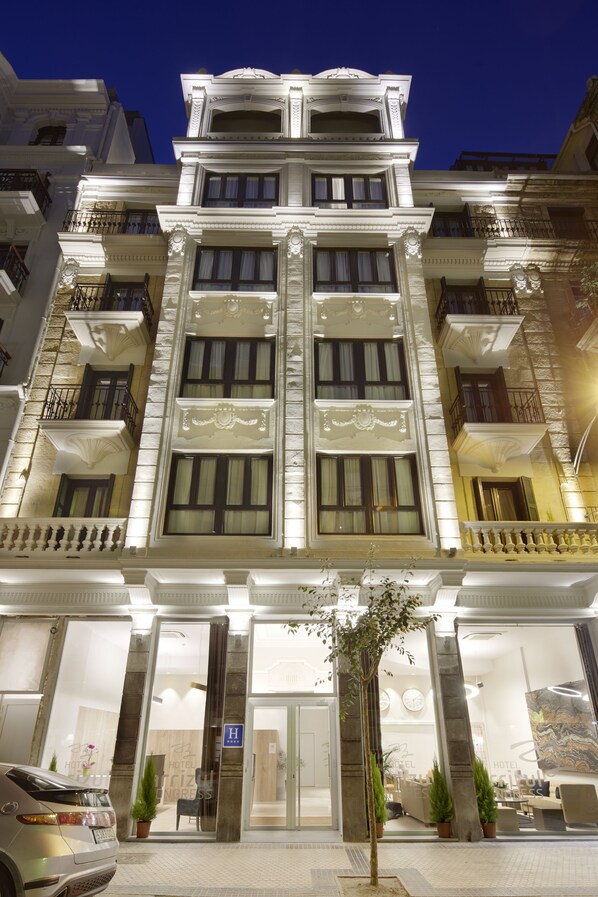 Fachada de la propiedad por la tarde o noche