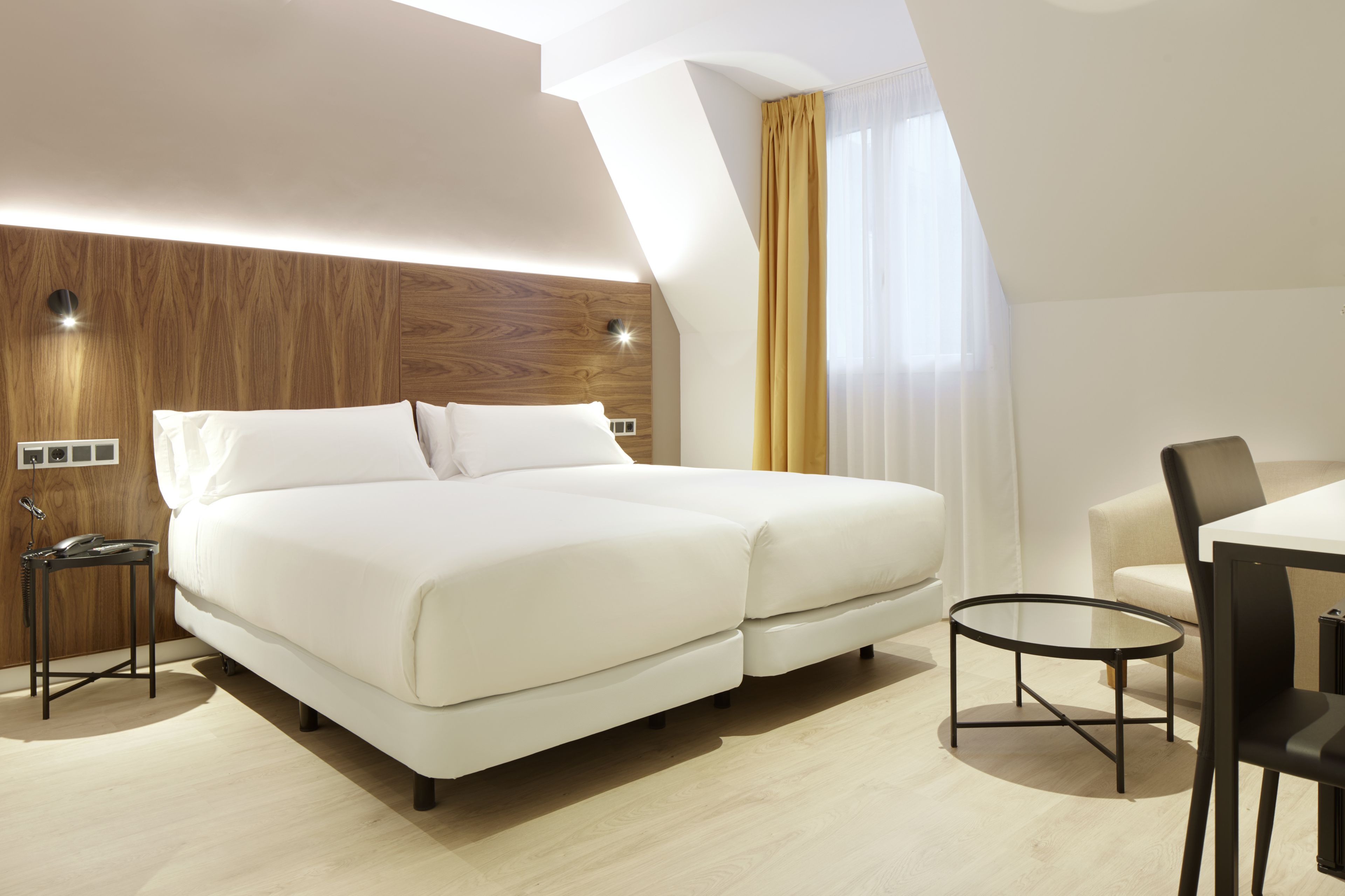 deluxe double or twin room | 1 bedroom, premium bedding, minibar, in-room safe