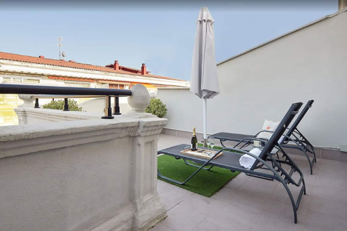 Suite Congress | 1 bedroom, premium bedding, minibar, in-room safe