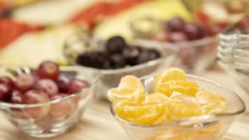 Daily cooked-to-order breakfast (EUR 17 per person)