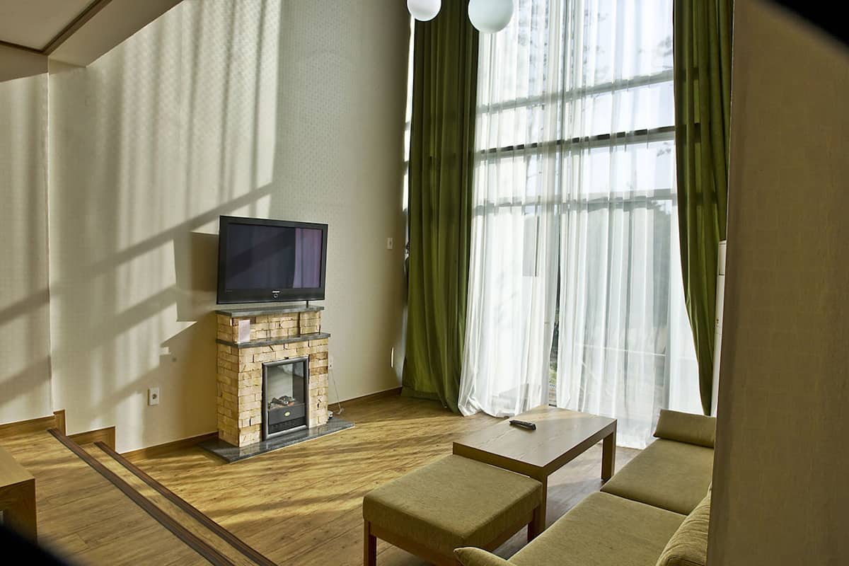 White Suite Room | Living area | TV, pay movies