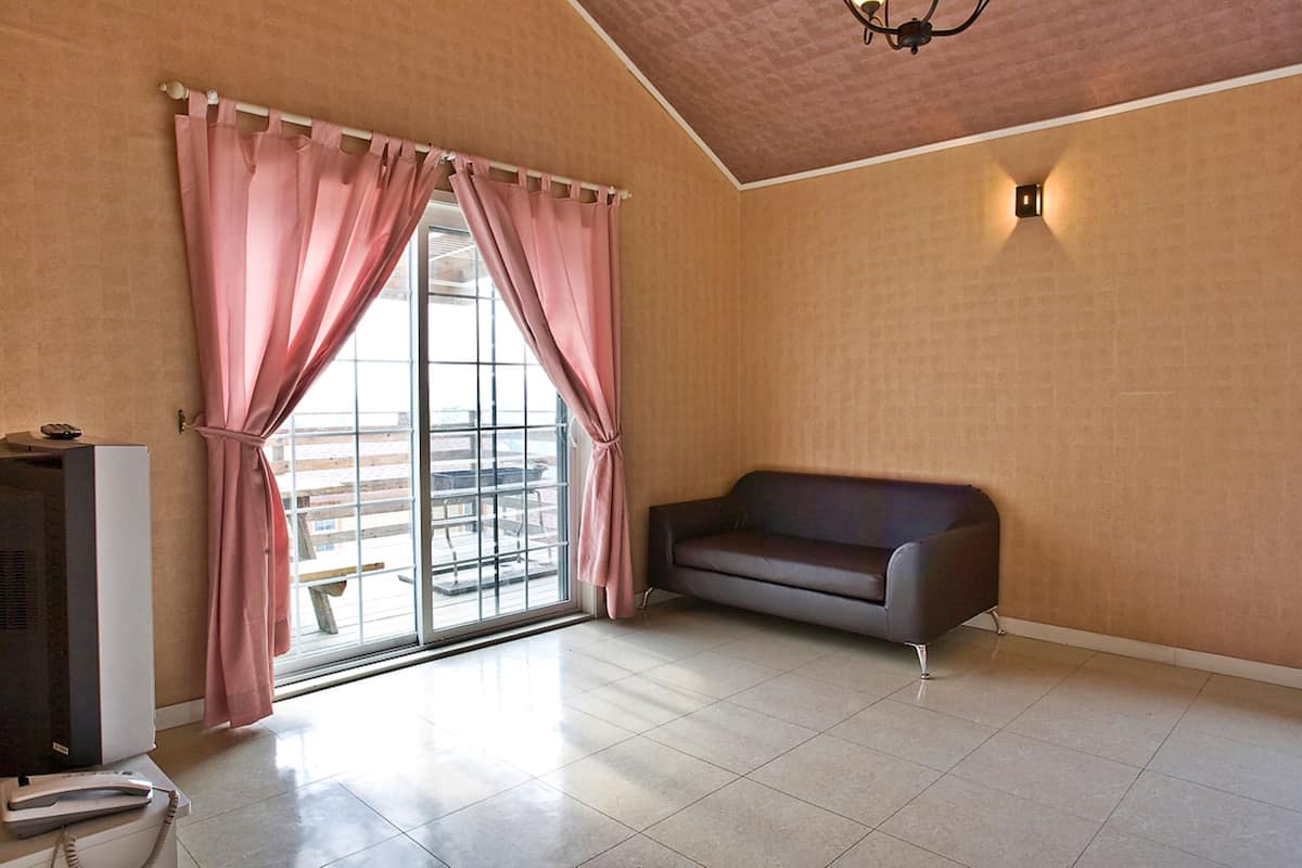 Oak Suite | Living room | TV, pay movies