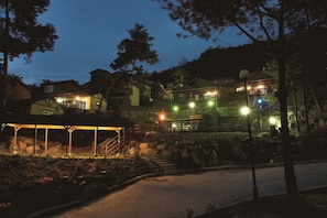 Façade de l’hébergement  – soirée/nuit