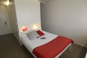 Bureau, fer et planche à repasser, lits bébé (gratuits), Wi-Fi gratuit