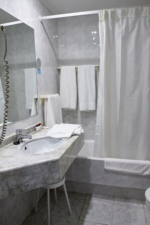 Ensemble douche/baignoire, articles de toilette gratuits, sèche-cheveux