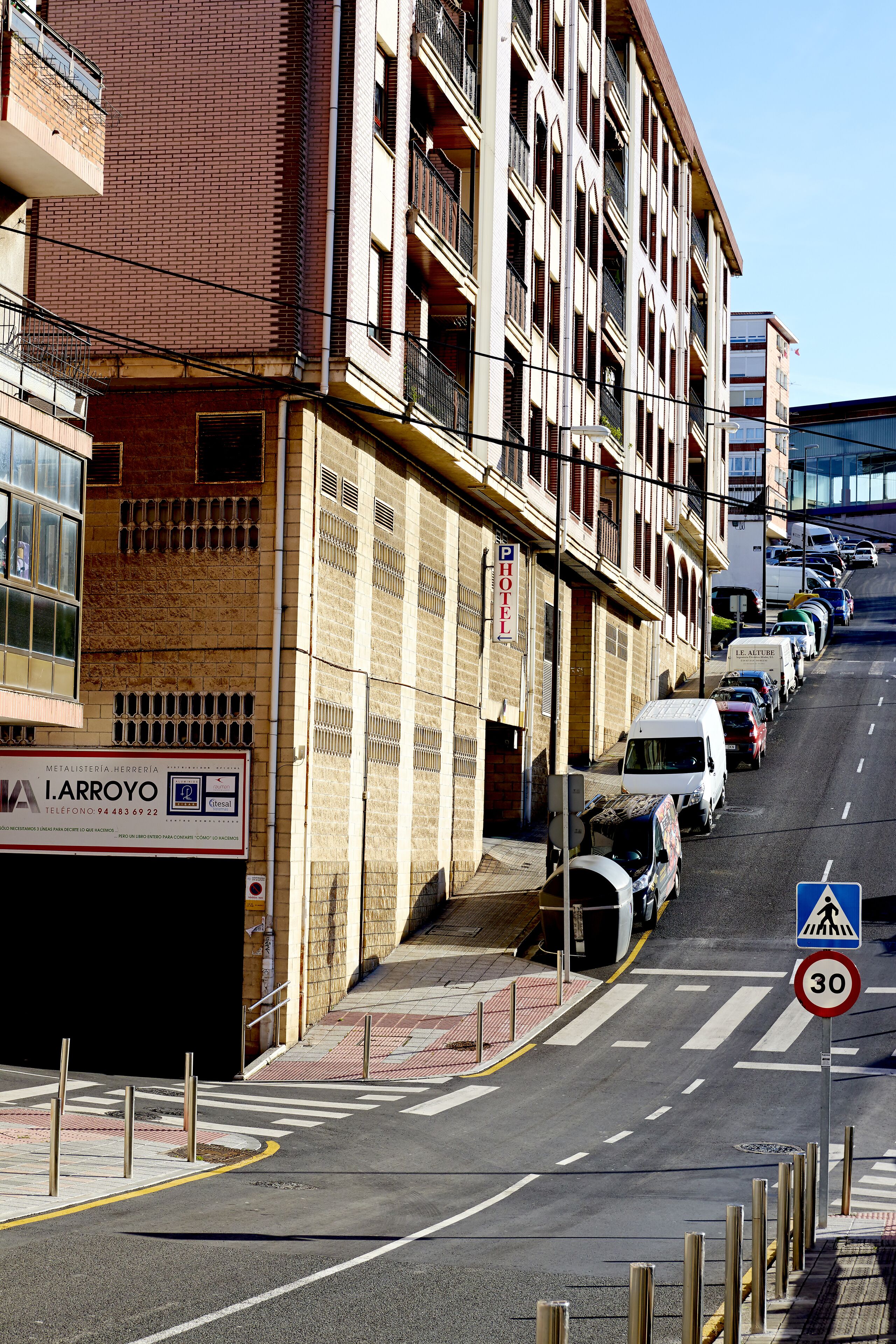 Un hôtel avec un panneau indiquant l’emplacement d’un parking souterrain.