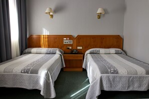 Escritorio, espacio para trabajar con laptop y cortinas blackout 