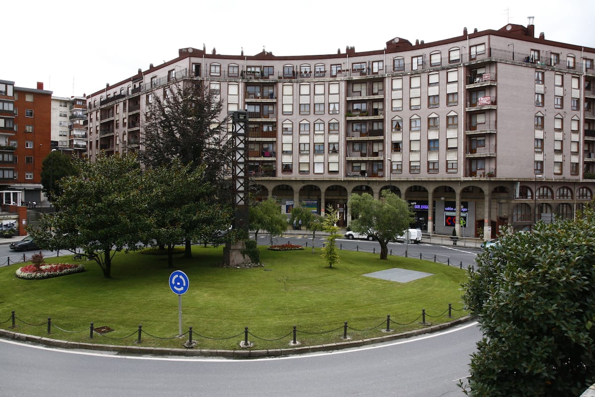 Una scrivania, postazione laptop, tende oscuranti, ferro/asse da stiro