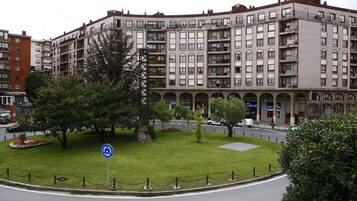 Escritorio, espacio para trabajar con un portátil, cortinas opacas