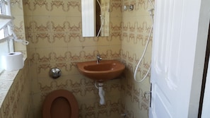 Basic Suite, 2 Single Beds | Bathroom | Towels