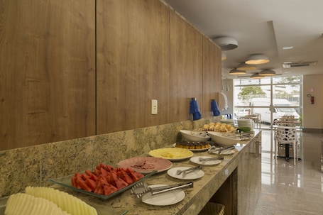Desayuno buffet diario (BRL 25 por persona)