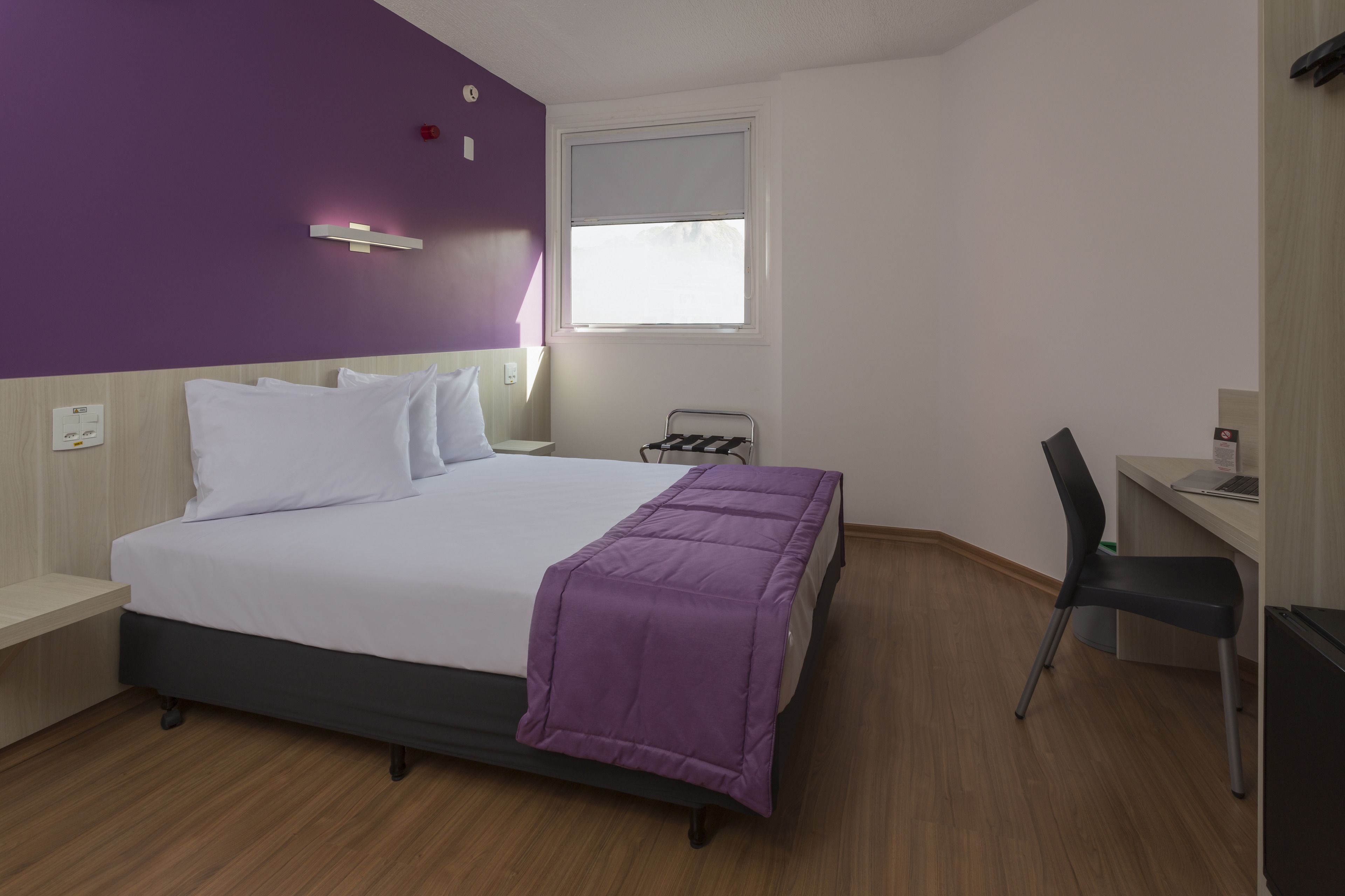 standard double room | in-room safe, desk, blackout curtains, soundproofing