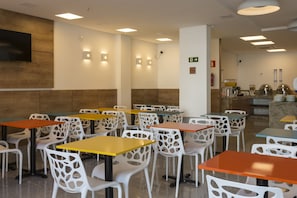 Daily buffet breakfast (BRL 25 per person)