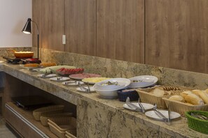 Petit déjeuner buffet servi tous les jours en supplément