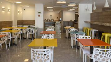 Daily buffet breakfast (BRL 25 per person)
