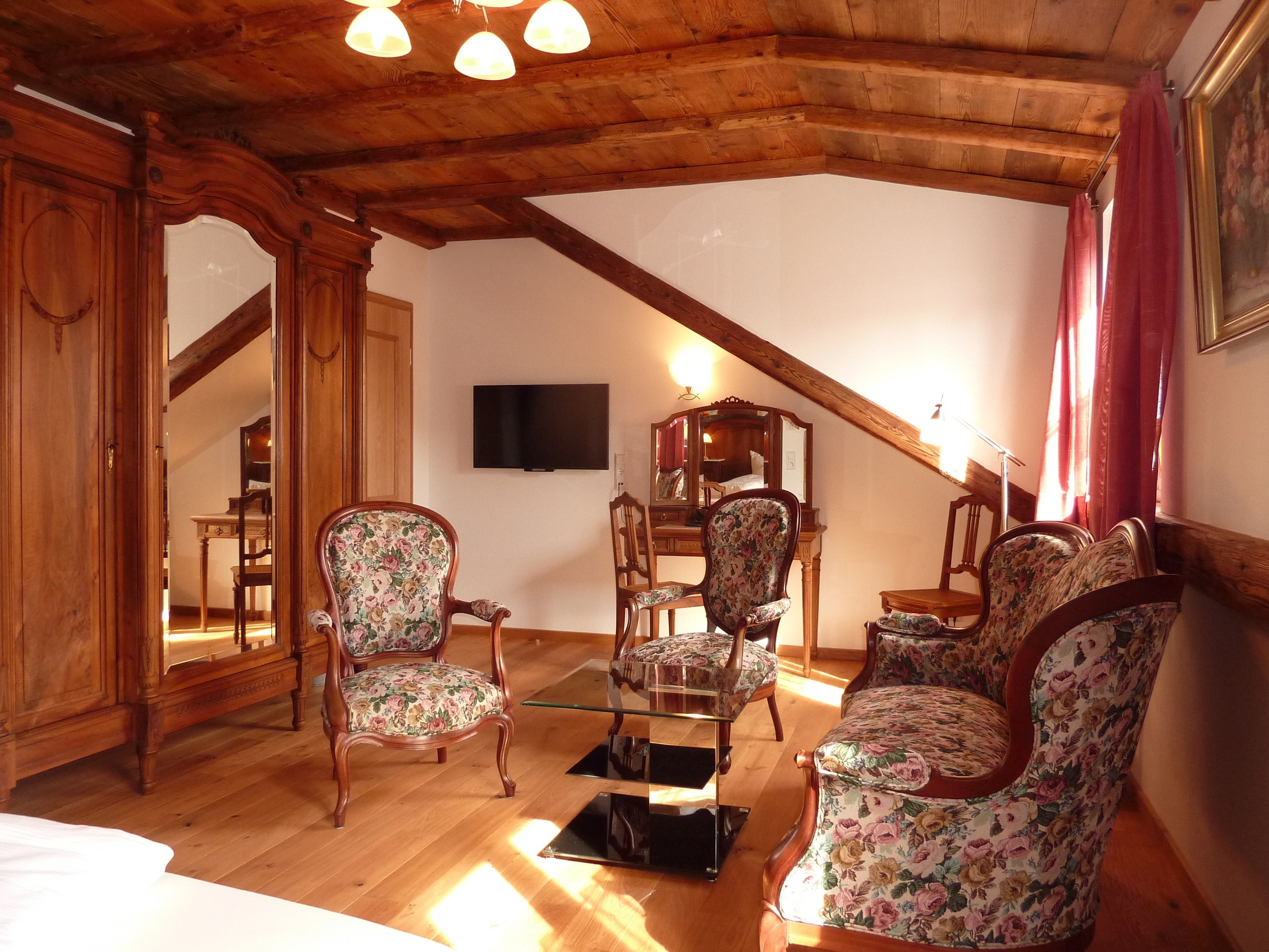 heinrich fischer room | desk, soundproofing, free wifi, bed sheets