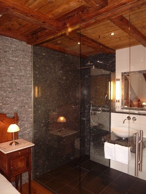 Quarto (Heinrich Fischer) | Banheiro | Chuveiro, secador de cabelo, toalhas de banho 
