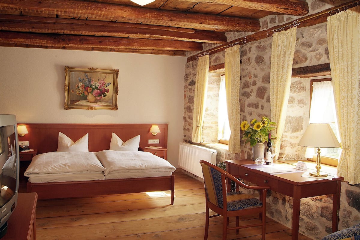 Quarto (Johann Michael Stupfer) | Escrivaninha, quartos à prova de som, Wi-Fi de cortesia, roupa de cama