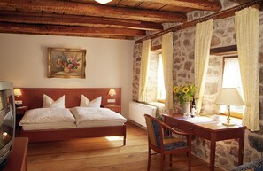 Desk, soundproofing, free WiFi, bed sheets