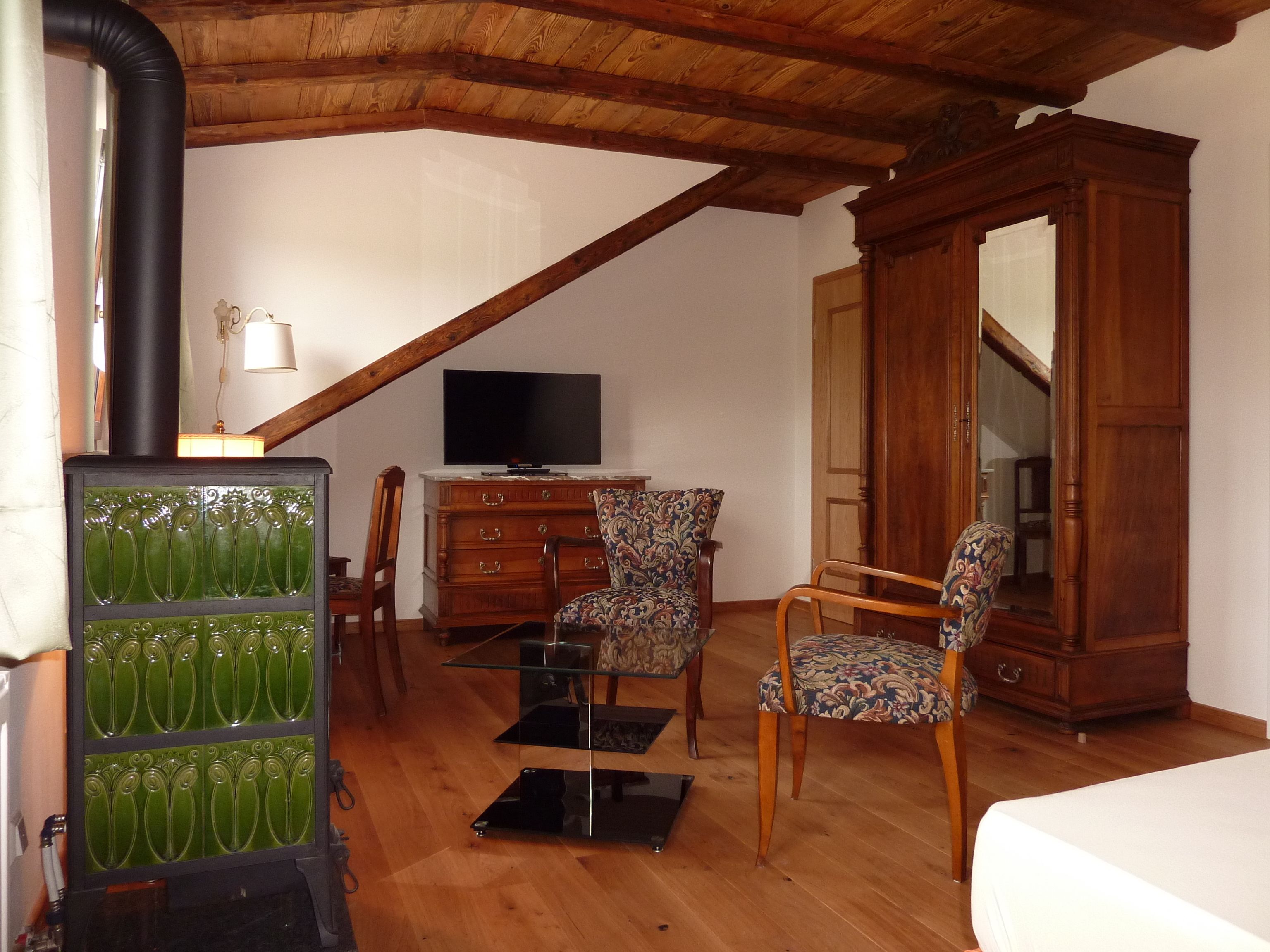 alfred schmidt room | desk, soundproofing, free wifi, bed sheets