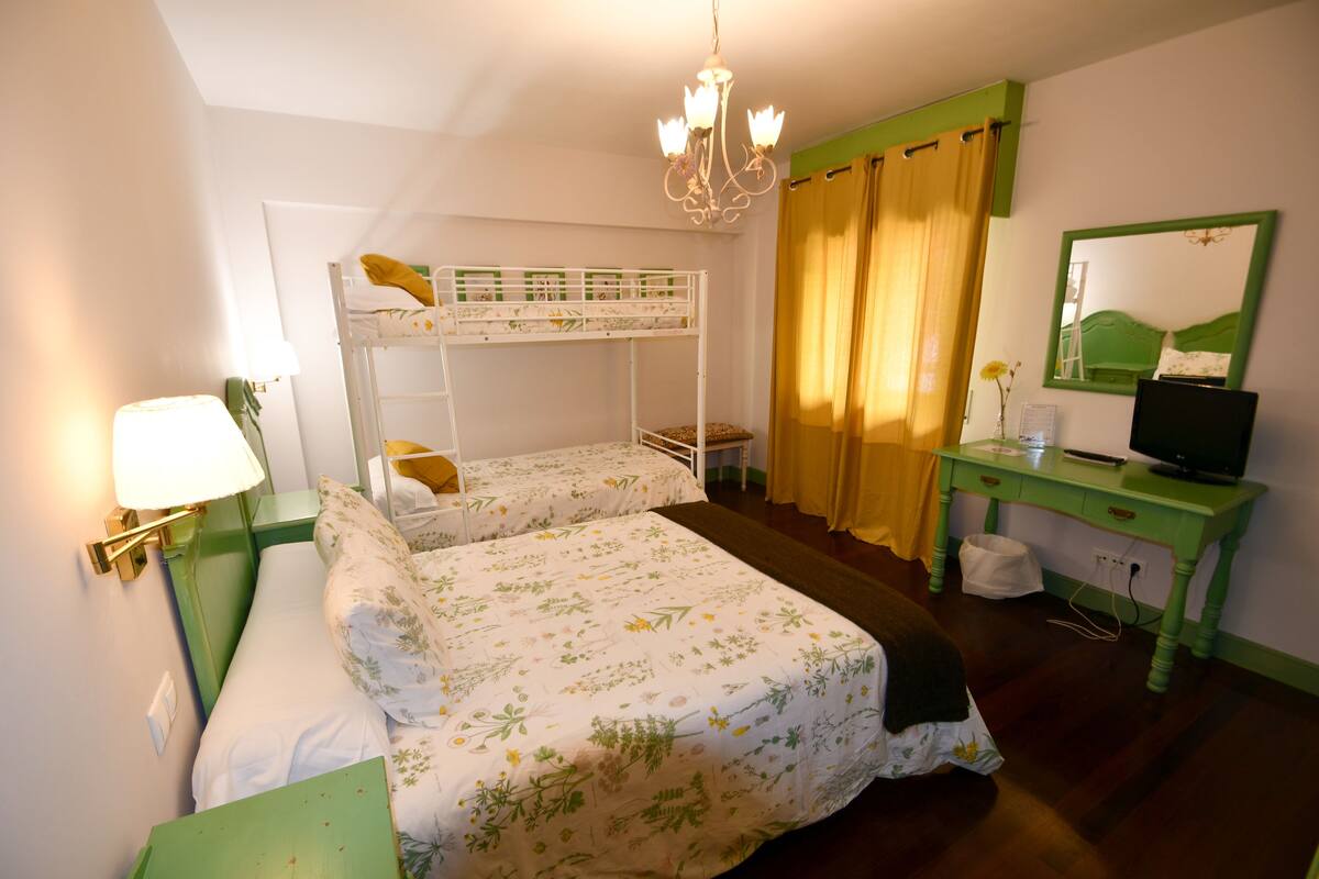 Family Quadruple Room | Meja, langsir/tirai gelap terus, katil bayi/kot (percuma)