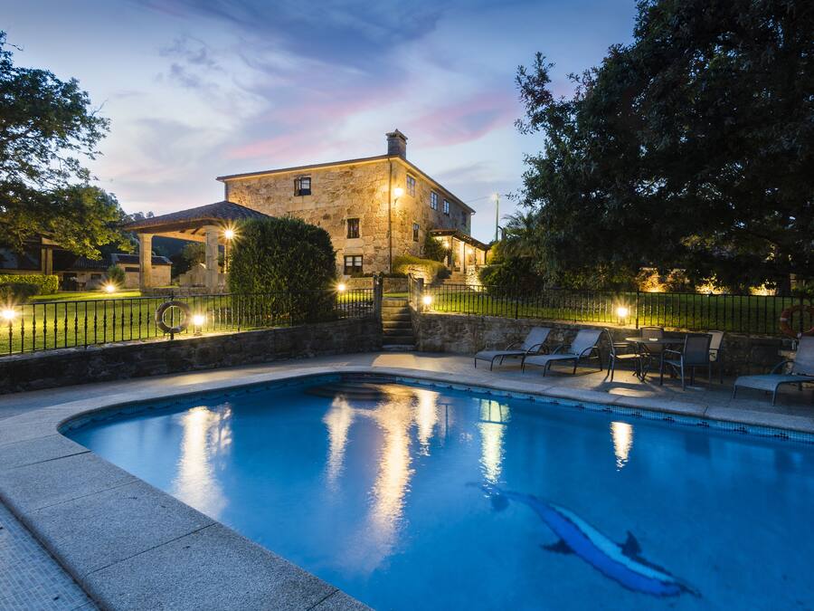 Alberca al aire libre por temporada y sombrillas en la alberca