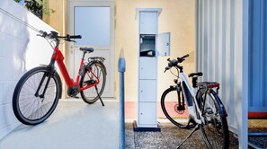 A bicycle parked next to a utility box and a door. - Hotel Löwengarten (Speyer)