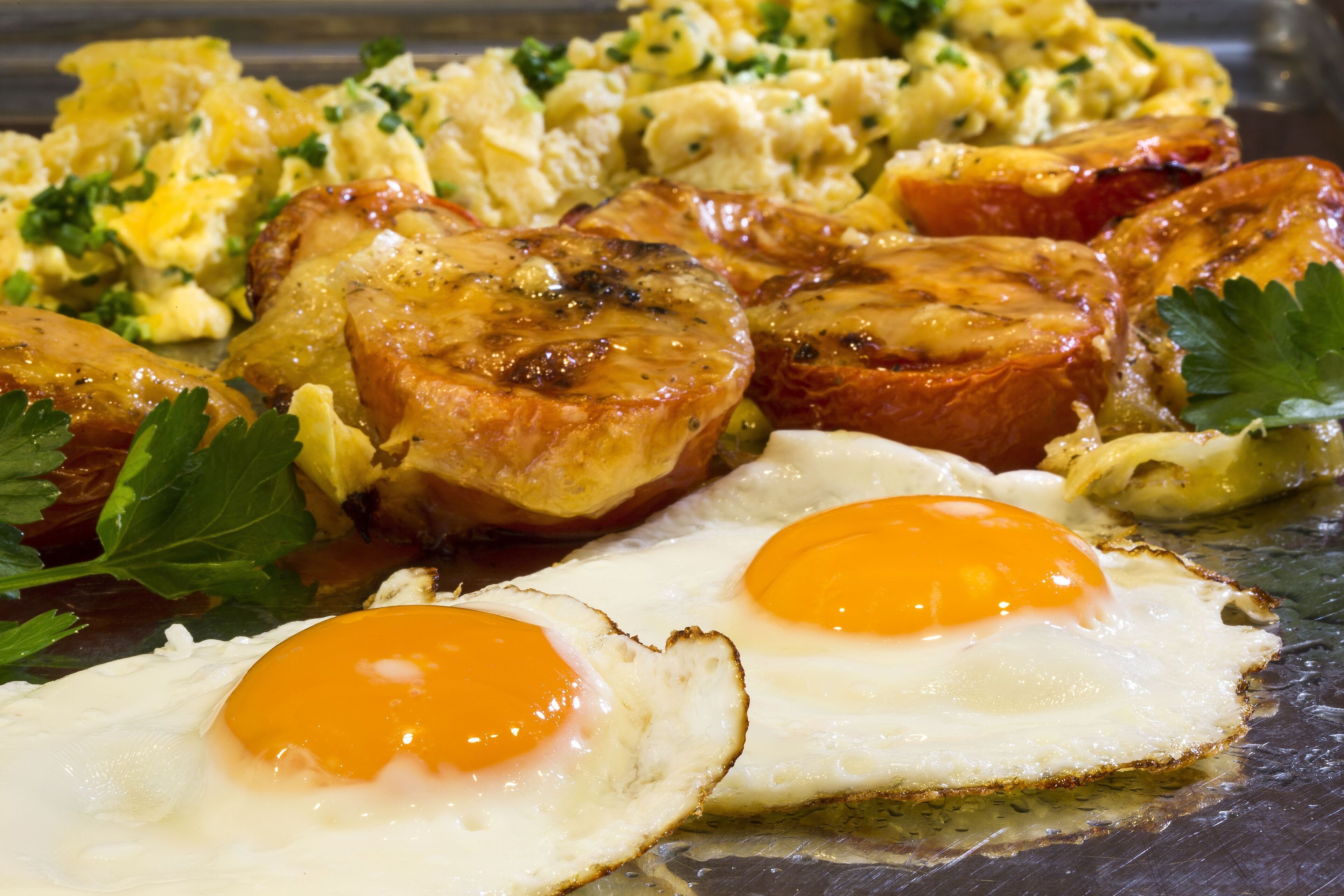 Un plato de desayuno con huevos, papas y huevos revueltos.