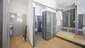 Suite | Badezimmer | Kostenlose Toilettenartikel, Haartrockner, Handtücher