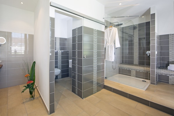 Suite | Bathroom | Free toiletries, hair dryer, towels